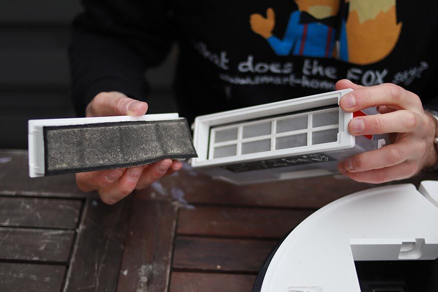 HEPA-Filter des Yeedi Vac 2 Pro werden in der Hand gehalten